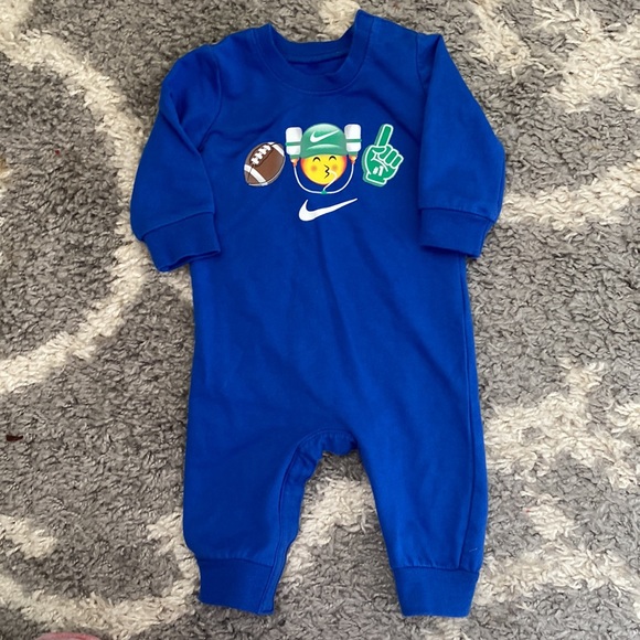 Nike - Picture 4 of 4